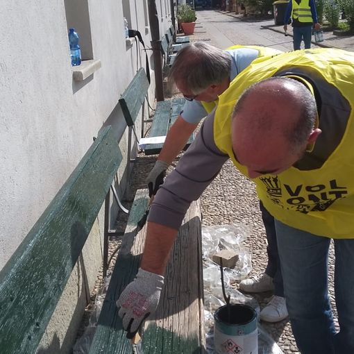In Cascina Giajone i volontari di Torino Spazio Pubblico riverniciano le panchine