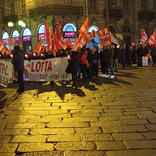 Fiaccole per illuminare il futuro dell'occupazione di Torino: &quot;Uno scatto d'orgoglio, una bella risposta della città&quot;