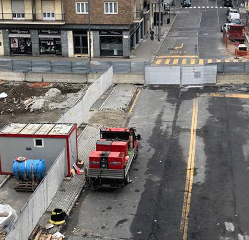 Corso Grosseto, il cantiere taglia in due la strada. La rabbia dei commercianti: “Aprite un passaggio pedonale”