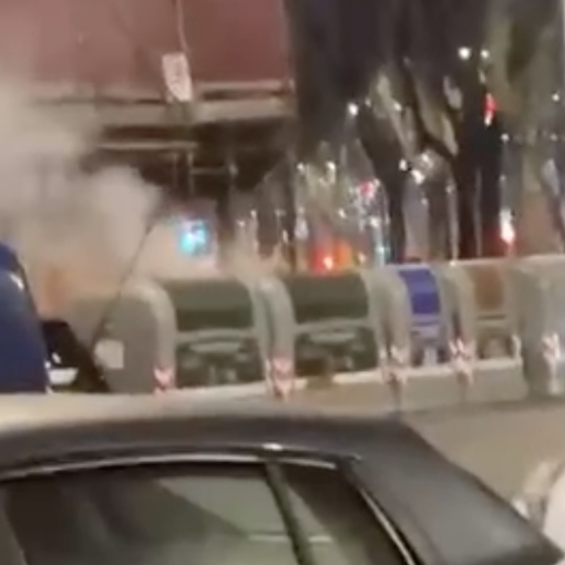 Incendiati per tre volte i cassonetti di via Breglio. Firrao: “Necessario intervenire” [VIDEO]