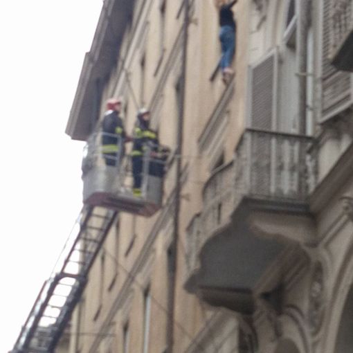 Paura in via Cernaia a Torino: donna minaccia di buttarsi da un palazzo