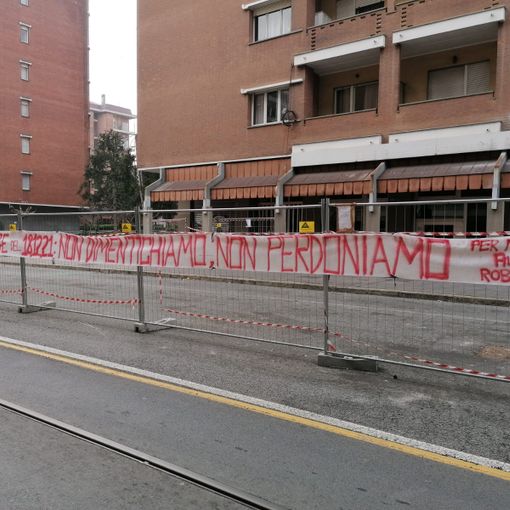 Via Genova, nella notte compare uno striscione: &quot;Non perdoniamo, non dimentichiamo&quot;