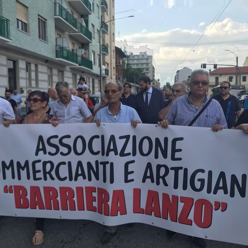 Via Lanzo, protesta per la revisione della ciclabile: “Si intervenga prima che ci scappi il morto” [VIDEO]