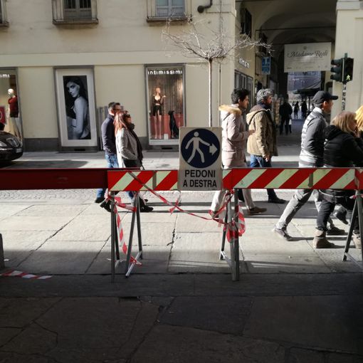 In via Po con lo sguardo verso l'alto: stop ai pedoni per non correre rischi