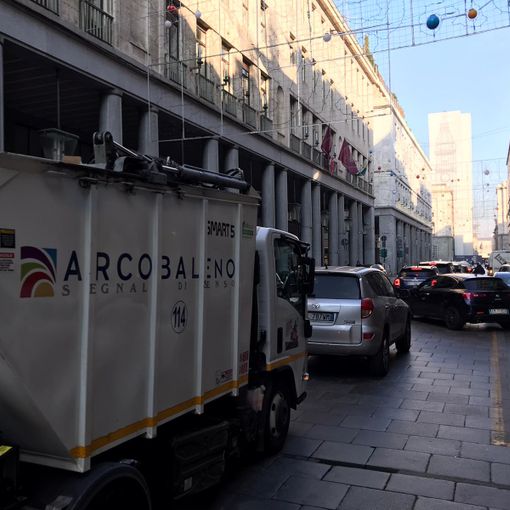 Via Roma, coda di auto per gli acquisti di Natale