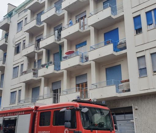 Mamma e figlia giù dal balcone: la bimba in condizioni disperate