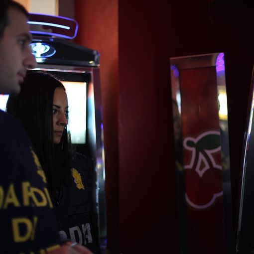 Disattivava slot illegali con un telecomando a distanza: 115 mila euro di multa per un bar