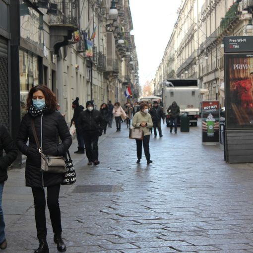 Ultimo giorno senza l’obbligo di mascherine nelle vie dello shopping: in centro in tanti le indossano già