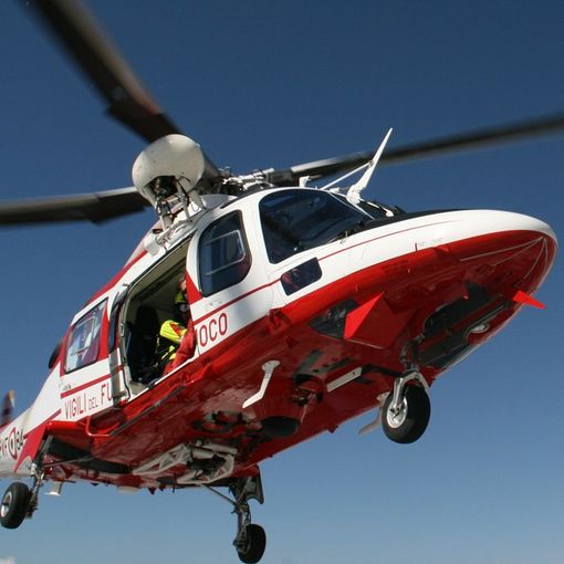 Atterraggio d'emergenza nei boschi delle Valli di Lanzo: recuperato l'elicottero dei vigili del fuoco