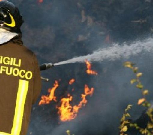 A fuoco furgoni e auto della Comunità Santa Maria della Rotonda di Agliè che si occupa di dipendenze da circa 40 anni