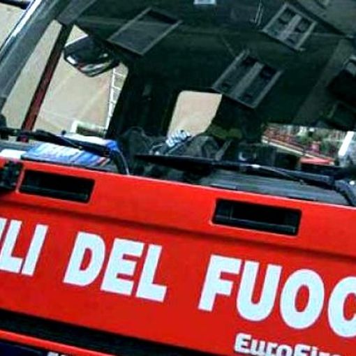 A fuoco una cantina in via Vanchiglia a Torino: immobile evacuato, strada bloccata ed un intossicato all’ospedale