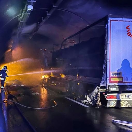 Mezzo pesante a fuoco in galleria sulla Torino-Bardonecchia: tratta chiusa [FOTO E VIDEO]