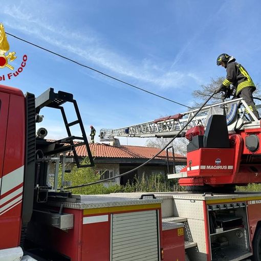 A fuoco il tetto di una casa in strada Revigliasco, intervento dei pompieri