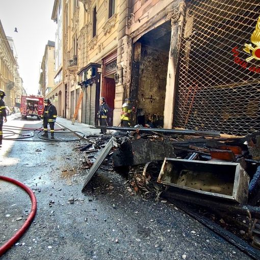 “Siamo scappati di corsa, il fumo nero saliva dalle scale”: la testimonianza degli evacuati dell’incendio di via Santa Teresa [FOTO e VIDEO]