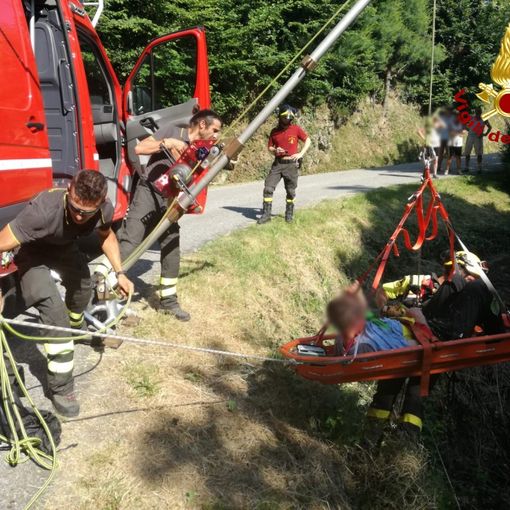 Corio, i Vigili del Fuoco soccorrono un uomo caduto in un dirupo (FOTO)