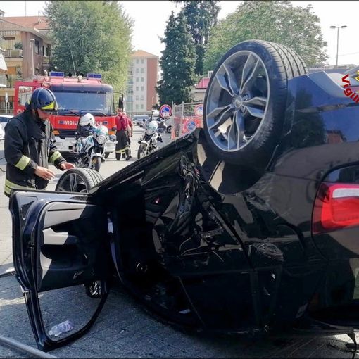 Fa una manovra improvvisa e l'auto si ribalta, illeso il conducente