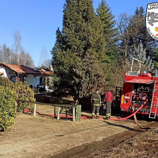 A fuoco un'abitazione a Chiaverano: intervengono i vigili del fuoco per spegnere l'incendio