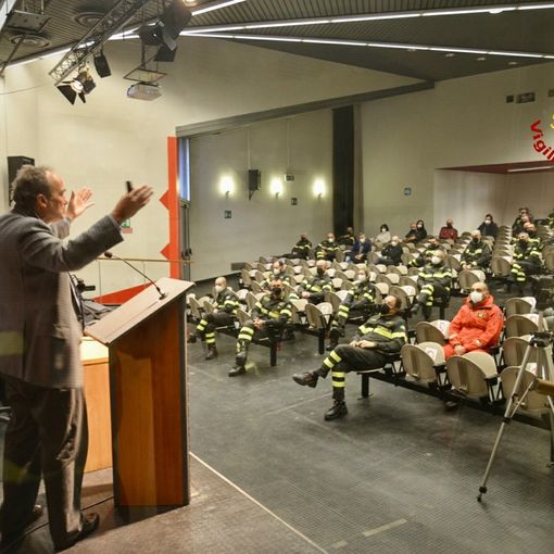 Giovanni Di Perri con i vigili del Fuoco