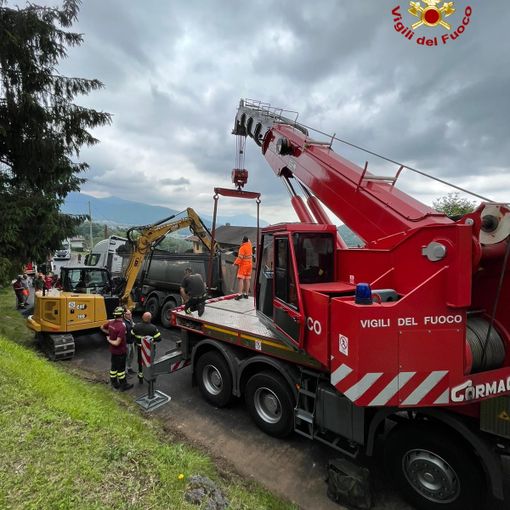 Giaveno: autocarro resta pericolosamente in bilico, i Vigili del Fuoco lo rimettono in strada