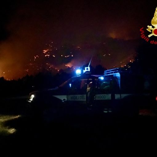 Incendi alle porte di Torino: una notte di lavoro per i vigili del fuoco, ancora in azione [FOTO e VIDEO]