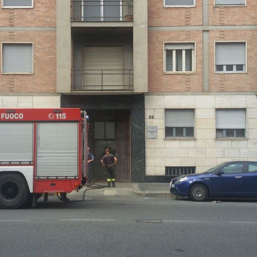 Incendio in un box-cantina in via Cialdini, in azione i Vigili del Fuoco (VIDEO)