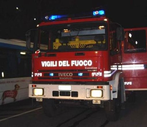 In fiamme nella notte una carrozzeria di Grugliasco