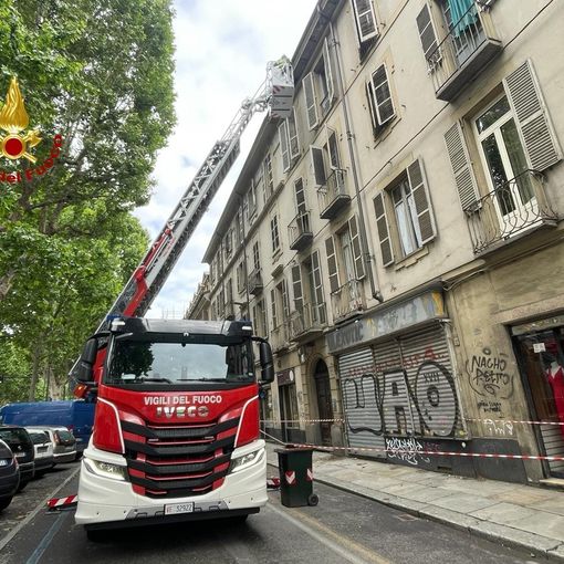 I pompieri mettono in sicurezza il cornicione di un edificio