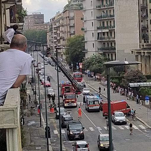 Paura in via Cialdini, chiusa la strada: sul posto vigili del fuoco e ambulanza