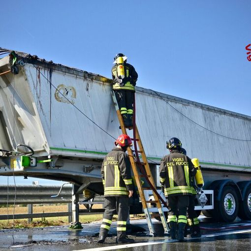 Chivasso, a fuoco camion carico di accumulatori al piombo: i pompieri evitano disastro ambientale (FOTO E VIDEO)