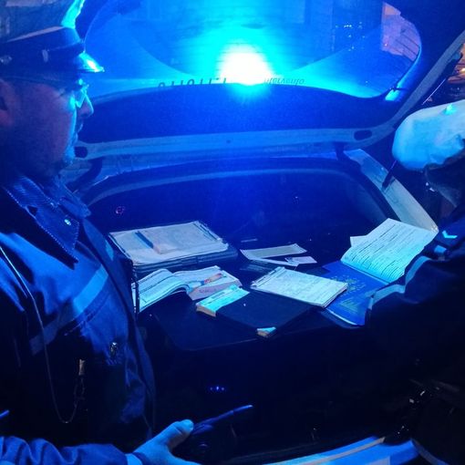 Fermato a un posto di blocco dopo aver causato un incidente, ubriaco aggredisce gli agenti della municipale