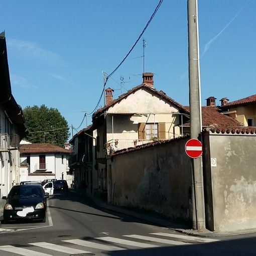 Vigone: prende contromano una strada e urta una macchina dei vigili