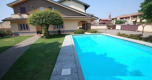 villa con piscina - foto d'archivio