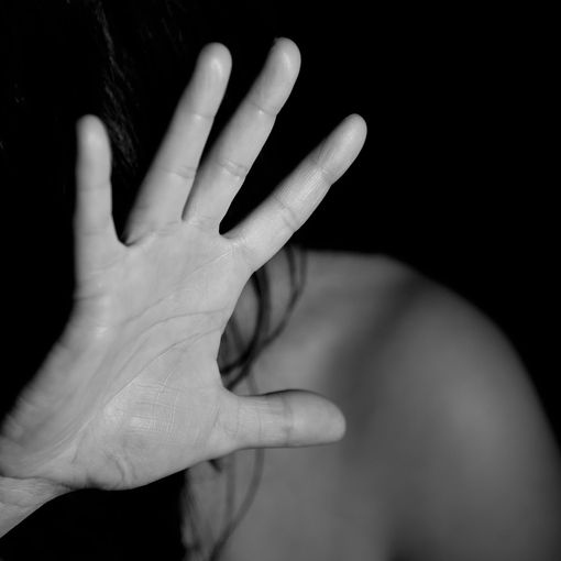 Picchiata in casa, fugge con la bimba di due anni: arrestato il compagno