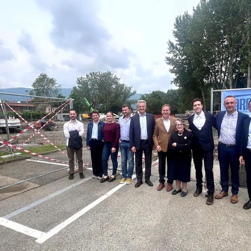 visita a cantiere con persone in posa