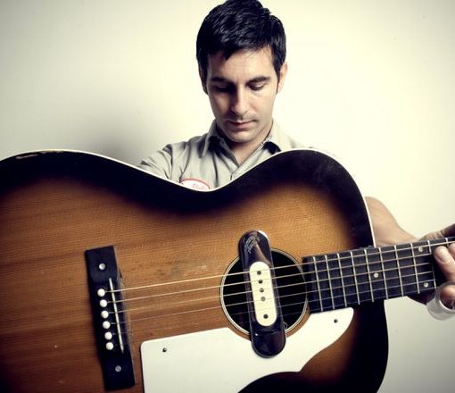 Il finalista del Premio Strega Andrea Pomella racconta il grunge, la chitarra di Adriano Viterbini lo suona