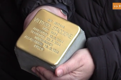 Posa in via San Donato a Torino della Pietra d’Inciampo dedicata a Vittorio Staccione