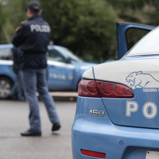 Giovane tenta di buttarsi dal balcone, ma gli agenti la fanno desistere