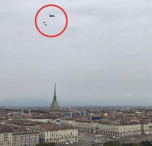 Top Gun in volo su Torino: i caccia F-35 passano sopra la Mole Antonelliana [VIDEO]