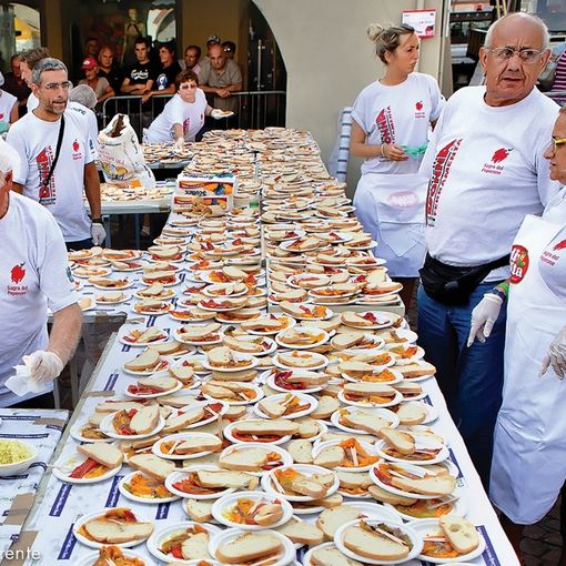 Proloco e Alpini preparano la pasta al gorgonzola e la bagna Cauda con la peperonata (VIDEO)