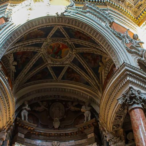 La chiesa senza facciata, con gli affreschi visibili soltanto due volte all'anno
