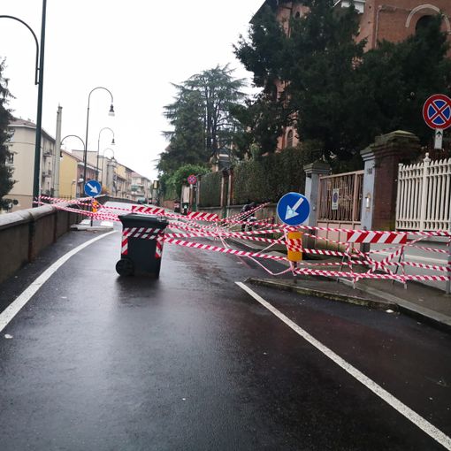 Voragine in corso Quintino Sella: capolinea in piazza Hermada per le linee bus 56 e 75 [FOTO]