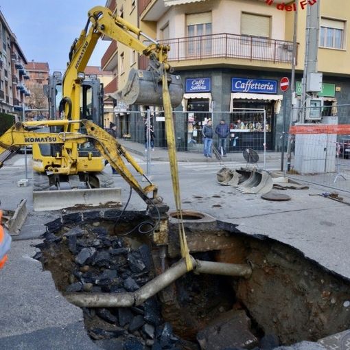 Venaria, una voragine si è aperta in viale Buridani: vigili del fuoco sul posto (FOTO e VIDEO)