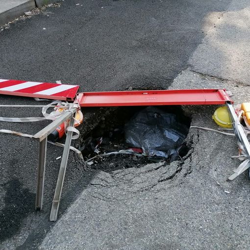 La buca di via Vistrorio &quot;compie&quot; un anno, ma i residenti hanno poco da festeggiare: &quot;Siamo preoccupati&quot; [FOTO]