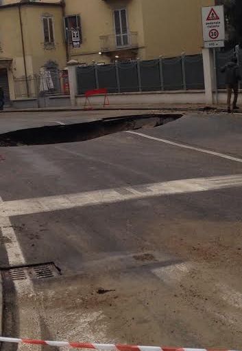 Moncalieri: voragine in strada Genova, bus contro auto in sosta
