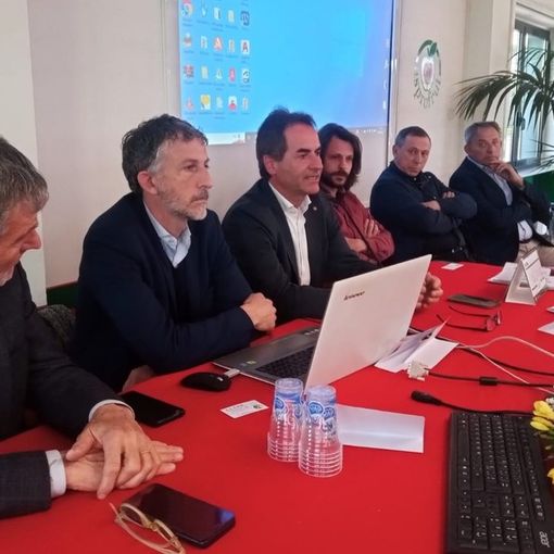 convegno con persone al tavolo relatori