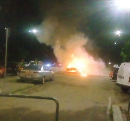 A fuoco un camper di nomadi in via Roveda