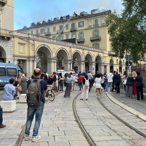 Bloccato l’incendio in piazza Carlo Felice. Il rogo si è sviluppato sotto le tegole [VIDEO]