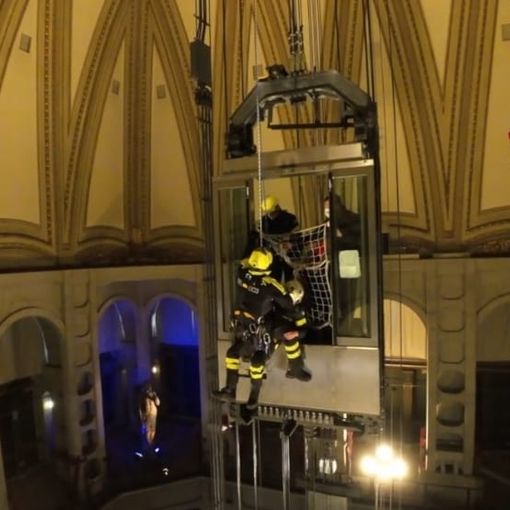 L'ascensore della Mole &quot;evacuato&quot; a 40 metri di altezza: è la spettacolare esercitazione dei vigili del fuoco [VIDEO]