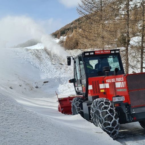 Sestriere, addestramento dei vigili del fuoco con la fresa spazzaneve e di un trattore cingolato [VIDEO]