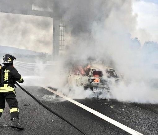 Auto va a fuoco in tangenziale: illeso il conducente, disagi alla circolazione